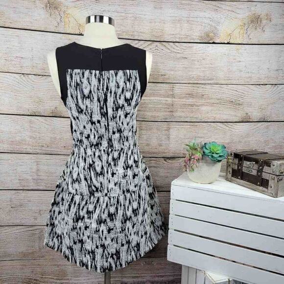 Dress Forum Fit and Flare Sleeveless Black White Dress Small - Picture 3 of 7